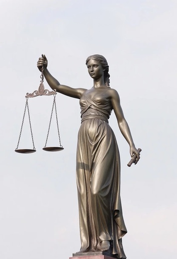 Je možné, aby byl zákon nadřazen právu?